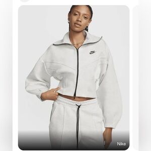 Women’s grey cropped tech fleece jacket sz M